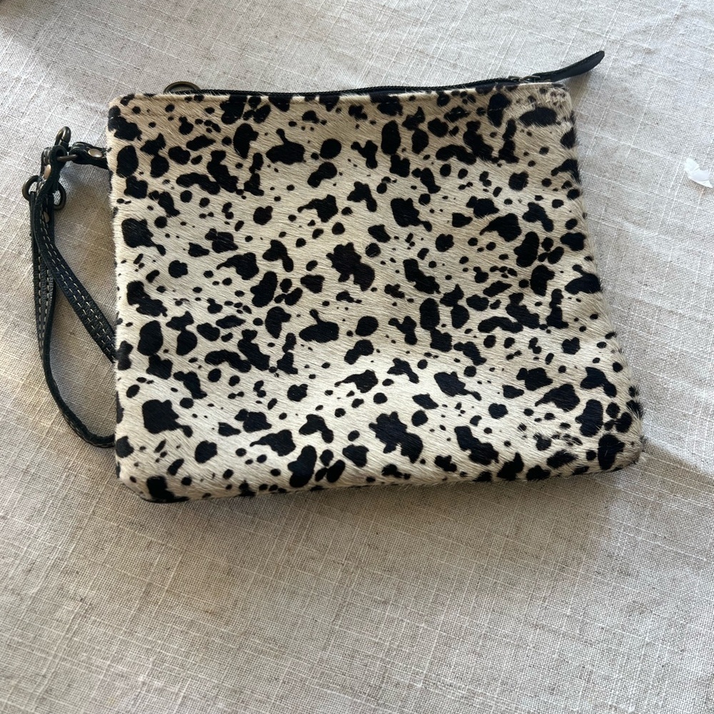 Myrna cowhide wristlet cream, color and black excellent condition - Picture 4 of 7